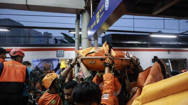 Korban tewas kecelakaan kereta di Stasiun Bekasi Timur bertambah menjadi 14, dengan 84 luka-luka.